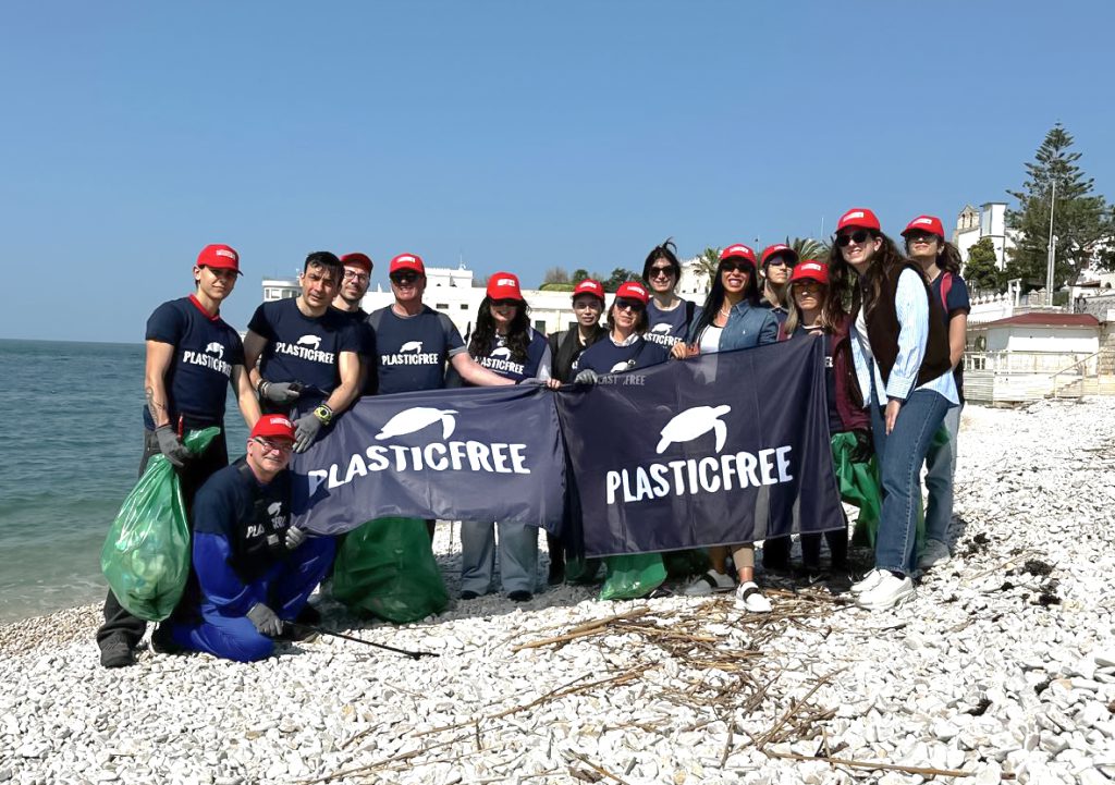 Volontari Despar e Plastic Free sulla spiaggia