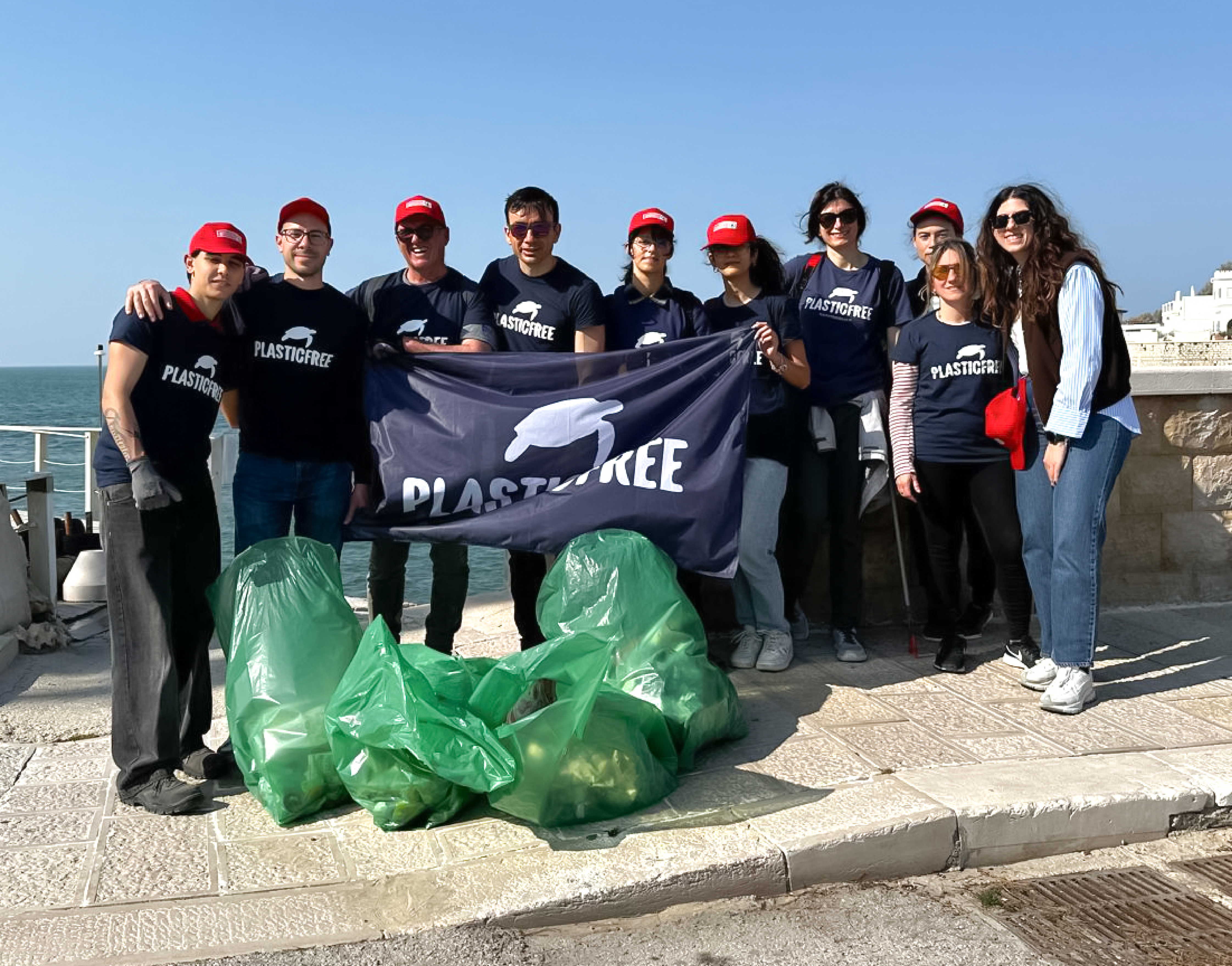 Partecipanti con sacchi rifiuti sul lungomare